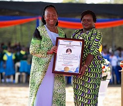 Mama Esther Mulli receiving Virtous Woman Award